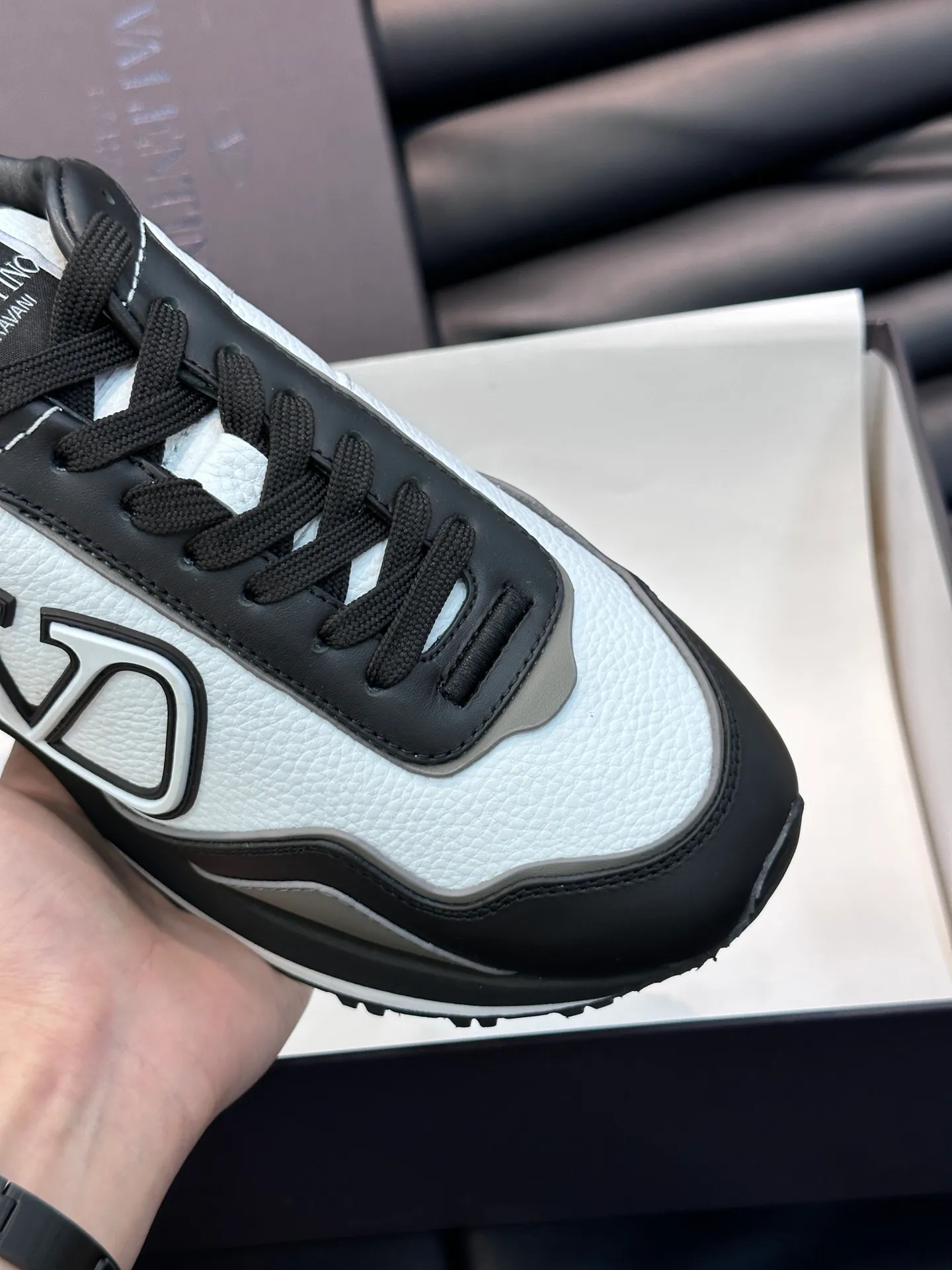 P540💰 Product trademark: VALENTINO "Valentino" Regular size: 38-44 [45 customized] Product material: Warren men's casual sports shoes, made of imported first-layer cowhide, with brand emblem on the tongue, rivet rubber outsole, non-slip, wear-resistant and shock-absorbing, cowhide lining foot pads, comfortable and breathable, with original box packaging equation bag!